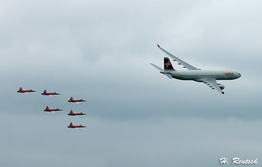 Airbus A330 mit Patrouille Suisse