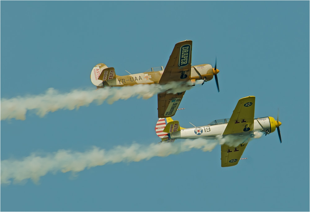 Aerobatic Yakers mit 3 YAK 52TW