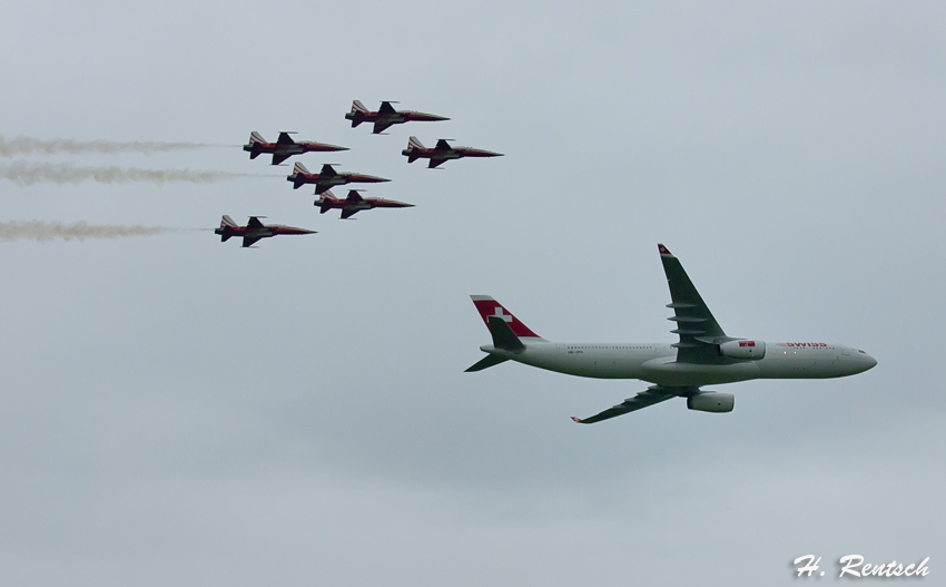 Airbus A330 mit Patrouille Suisse