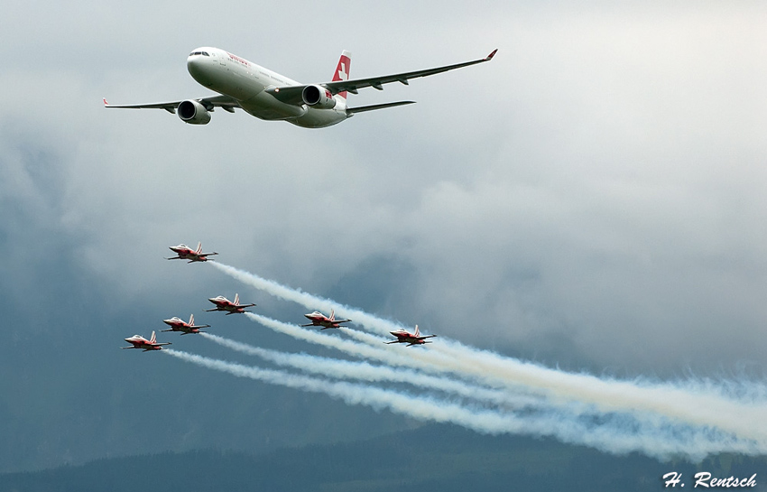 Airbus A330 mit Patrouille Suisse