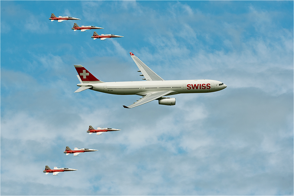 Airbus A-330-343 mit Patrouille Suisse