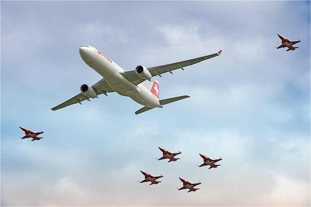 Airbus A330-343 mit Patrouille Suisse