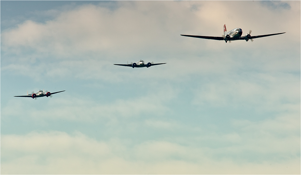 DC-3 und 2 Bezech, Flugschau, Dittingen 2013